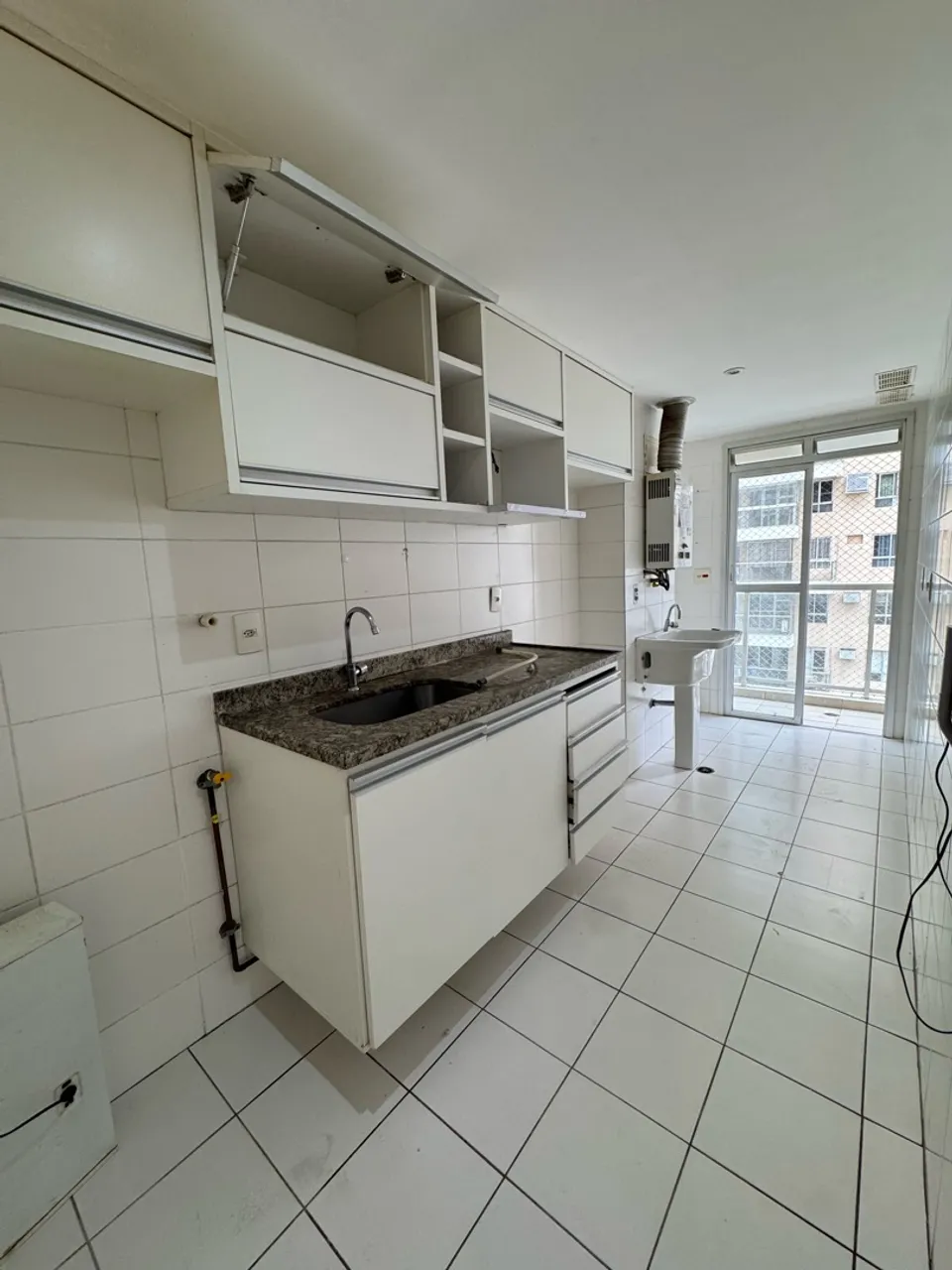 3-bedroom apartment in a building with a gym — photo 4