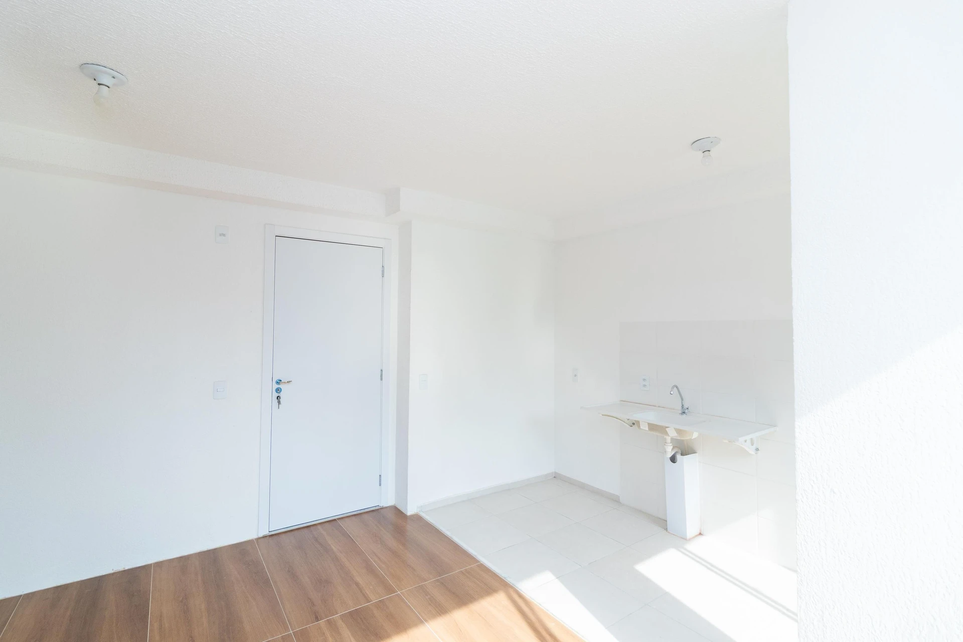One-bedroom apartment in a building with a gym — photo 4
