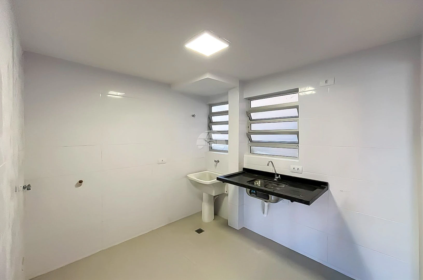 Wood or laminate floors in a 3-bedroom apartment, 50 m² — photo 4