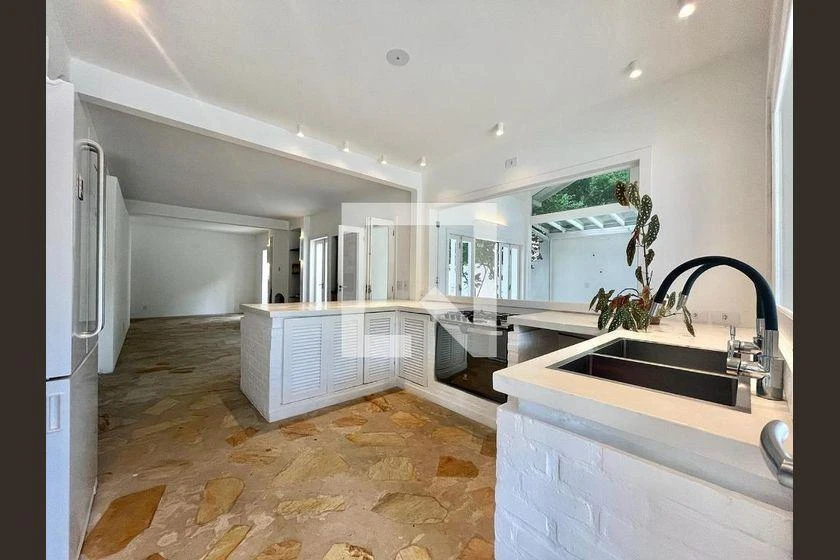Balcony with a grill in a 3-bedroom house, 220 m² — photo 2