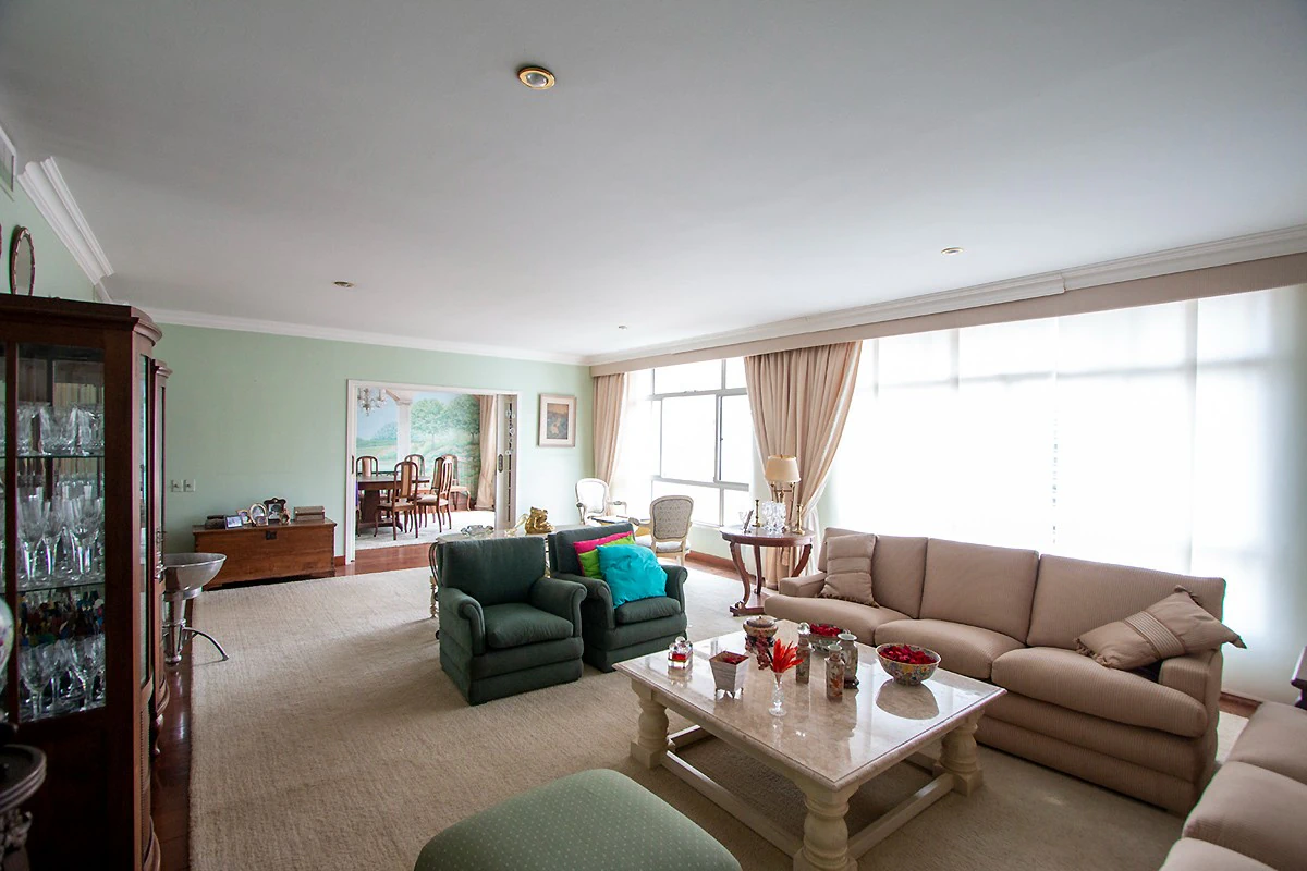 Glass-enclosed balcony in a 4-bedroom apartment, 382 m² — photo 4