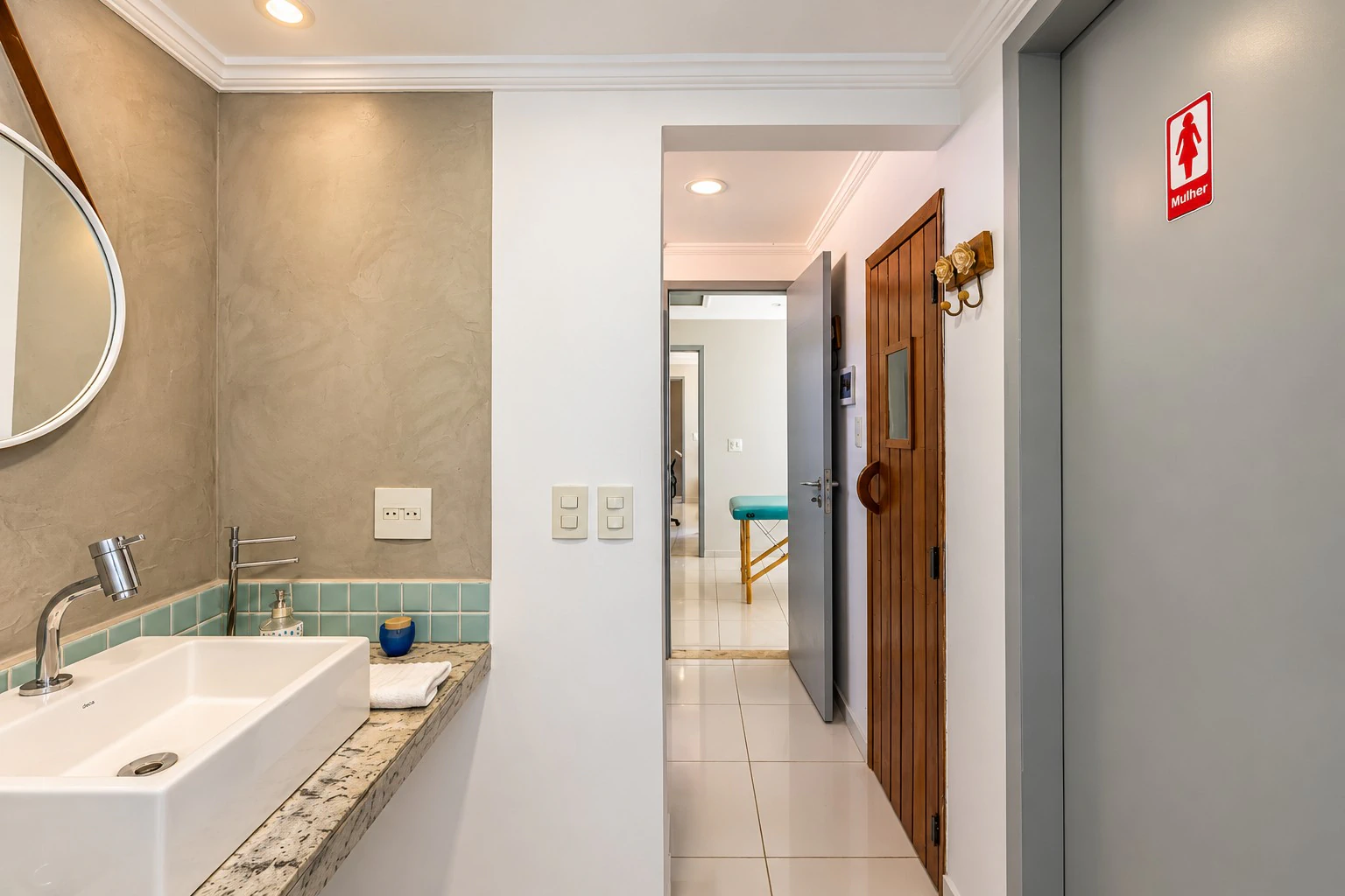 Furnished house, 1100 m², with a glass-enclosed balcony — photo 6