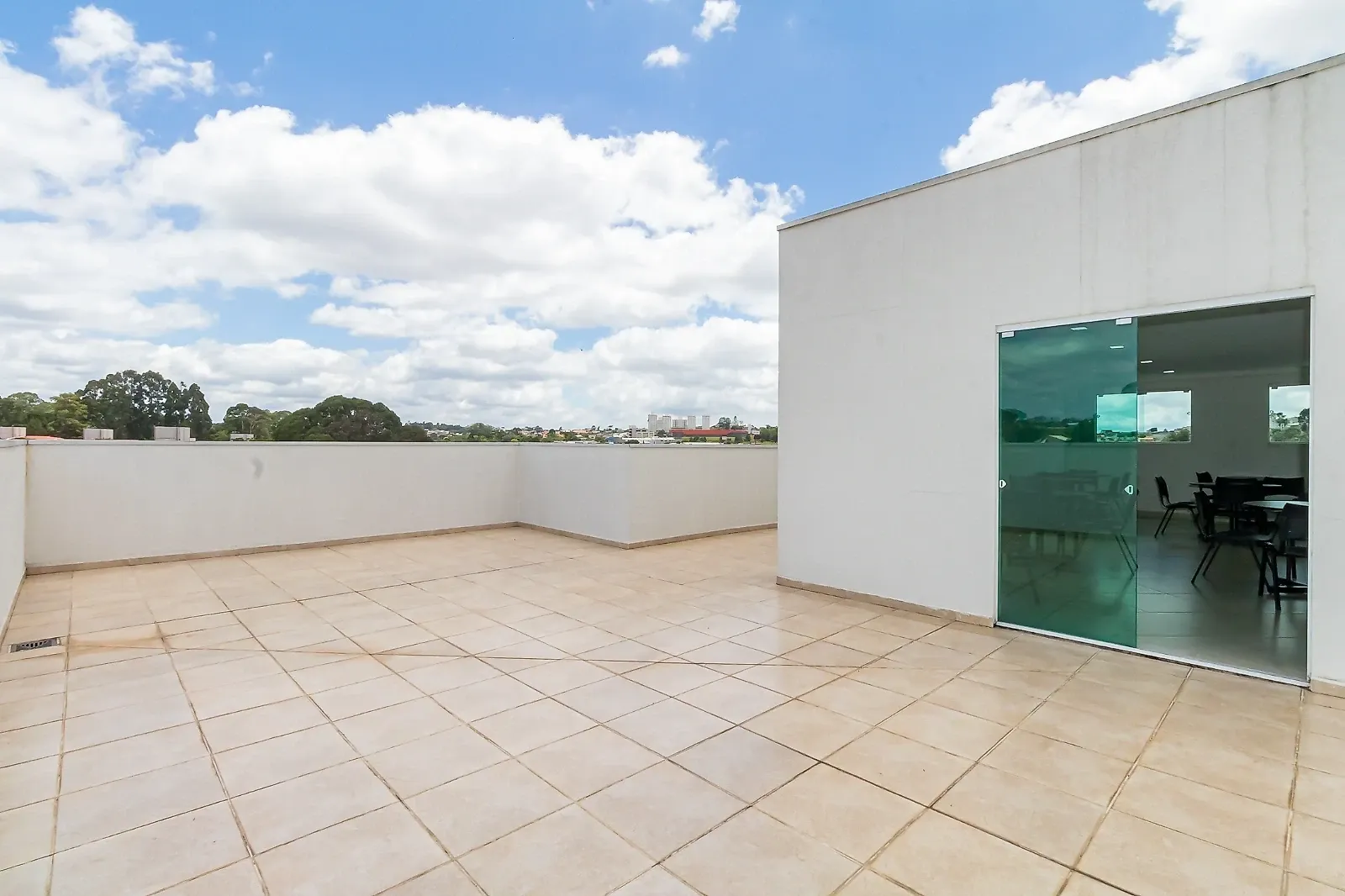 Balcony with a grill in a 3-bedroom apartment, 74 m² — photo 48