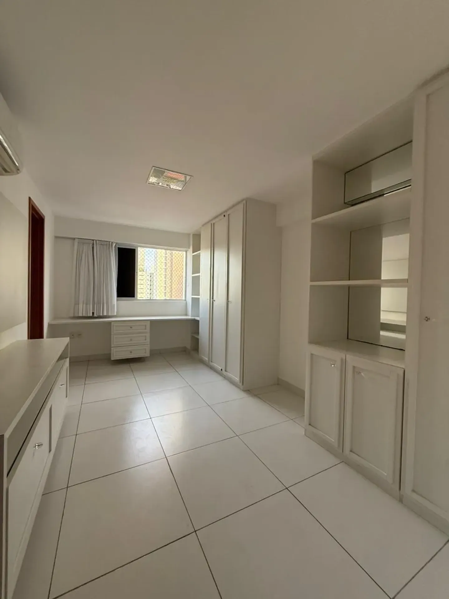 4-bedroom apartment with a glass-enclosed balcony — photo 10
