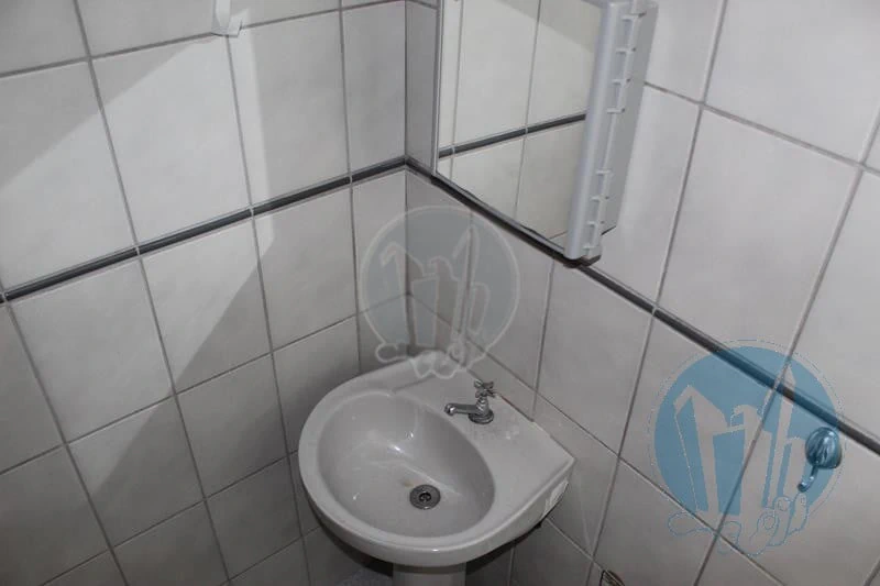 2-bedroom apartment with wood or laminate floors in Curitiba — photo 5