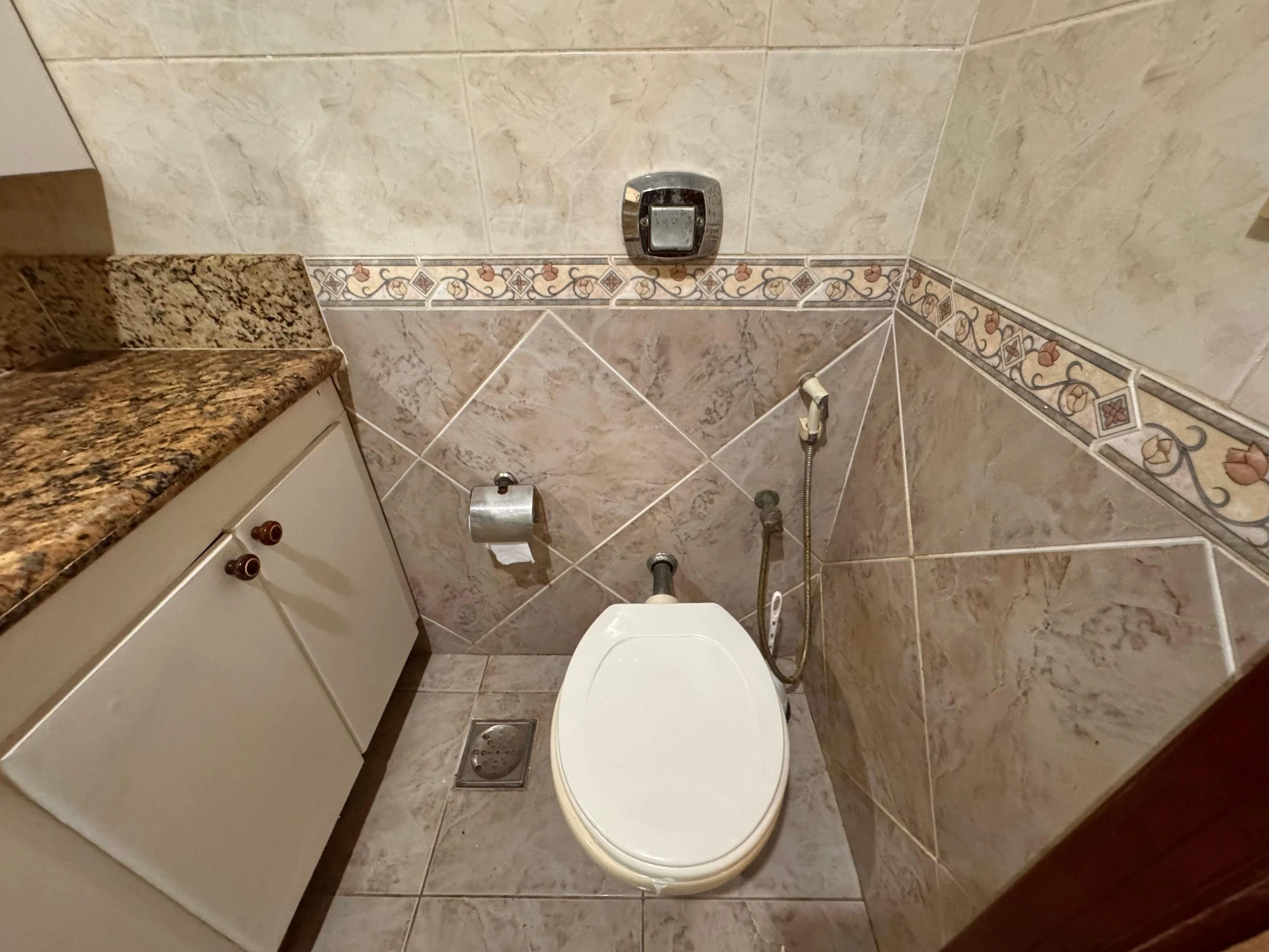 Unfurnished 3-bedroom apartment with enclosed balcony — photo 42
