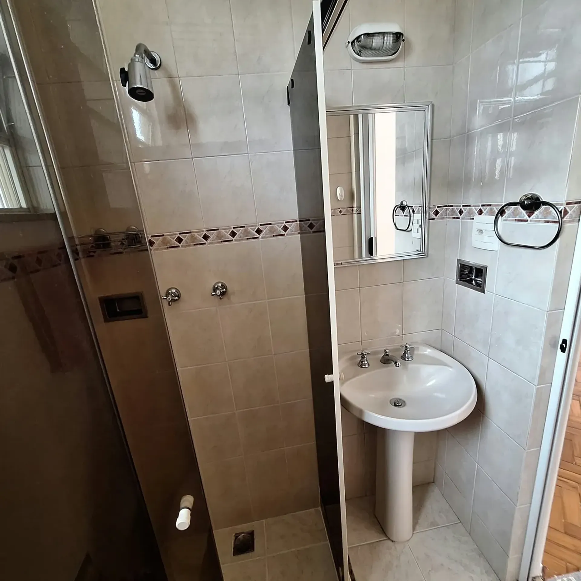 Apartment on the 6th floor with wood or laminate floors — photo 6