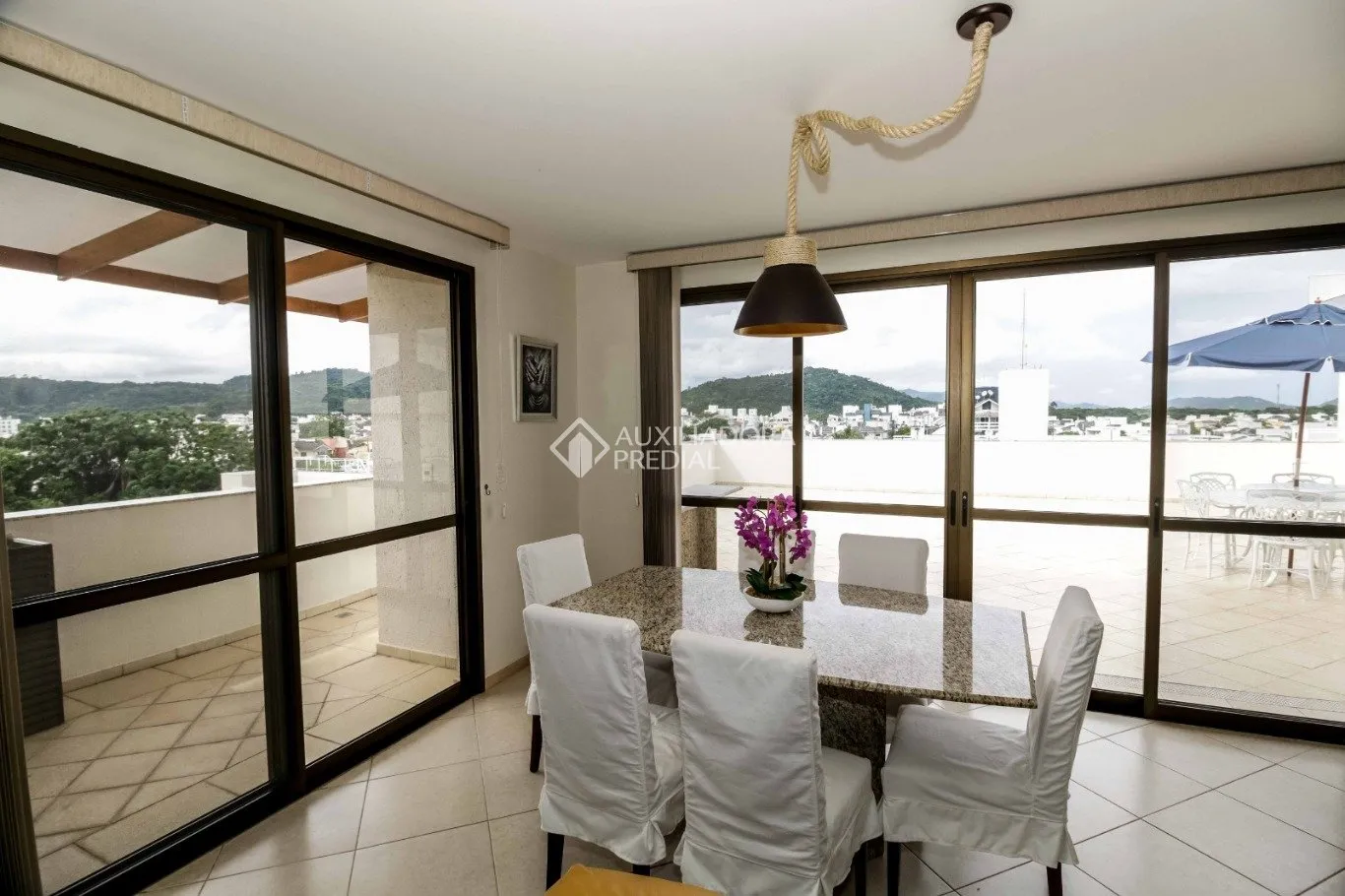 Apartamento mobiliado com 2 dormitórios e sacada