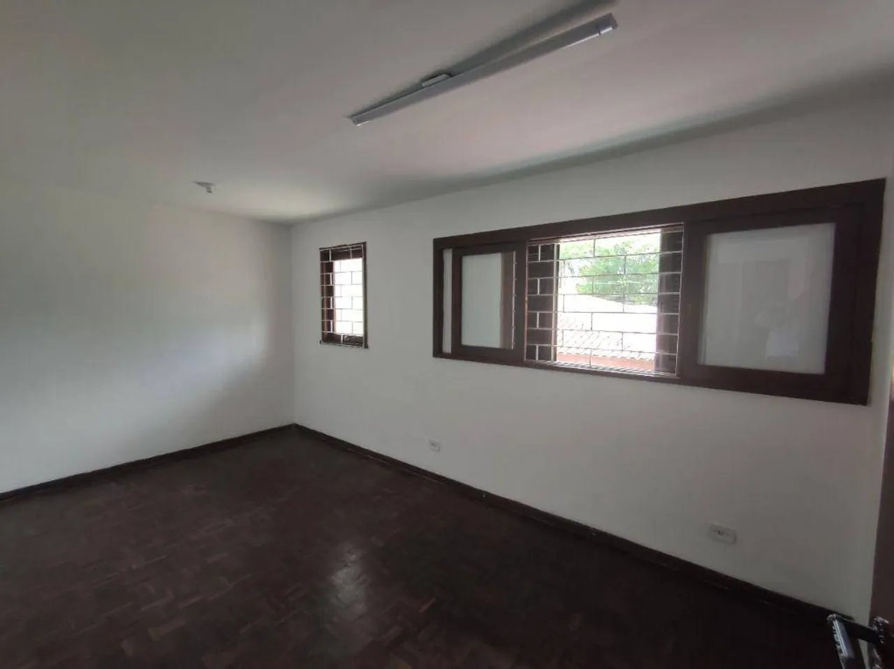 Two-story house with 3 bedrooms and 2 bathrooms — photo 8