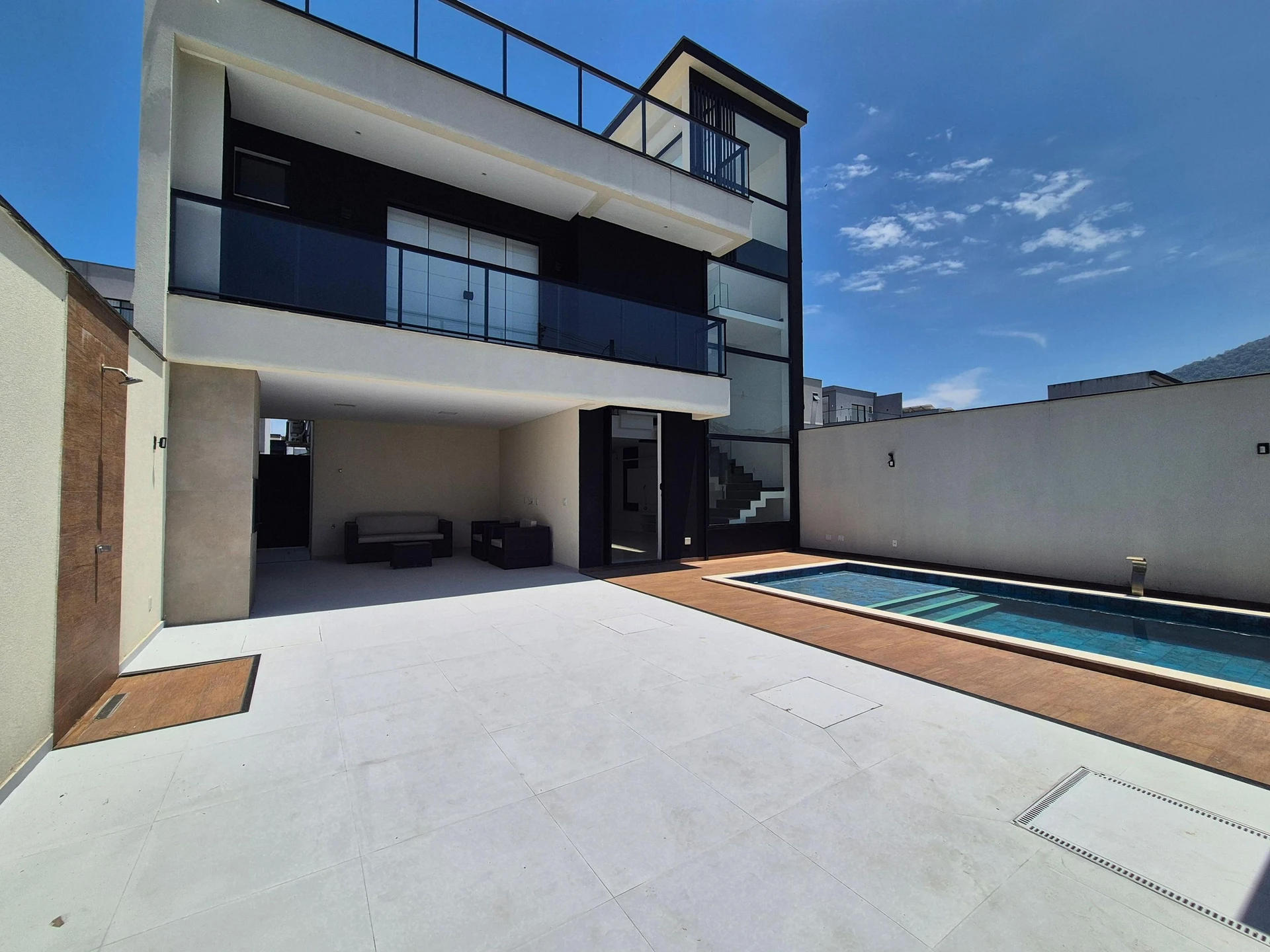 4-bedroom house with a glass-enclosed balcony — photo 33