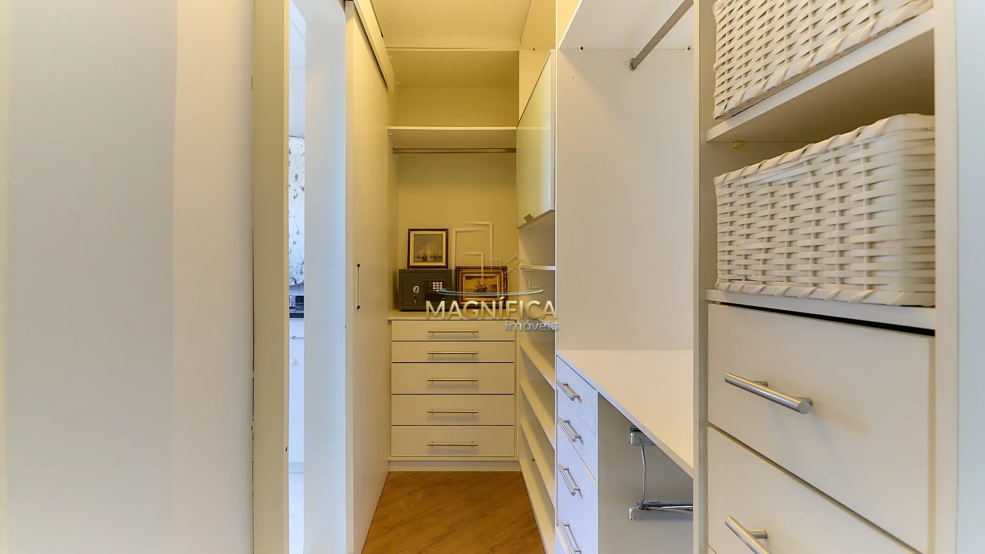 House with 4 bedrooms and 3 en-suite suites, 4 parking spaces — photo 39