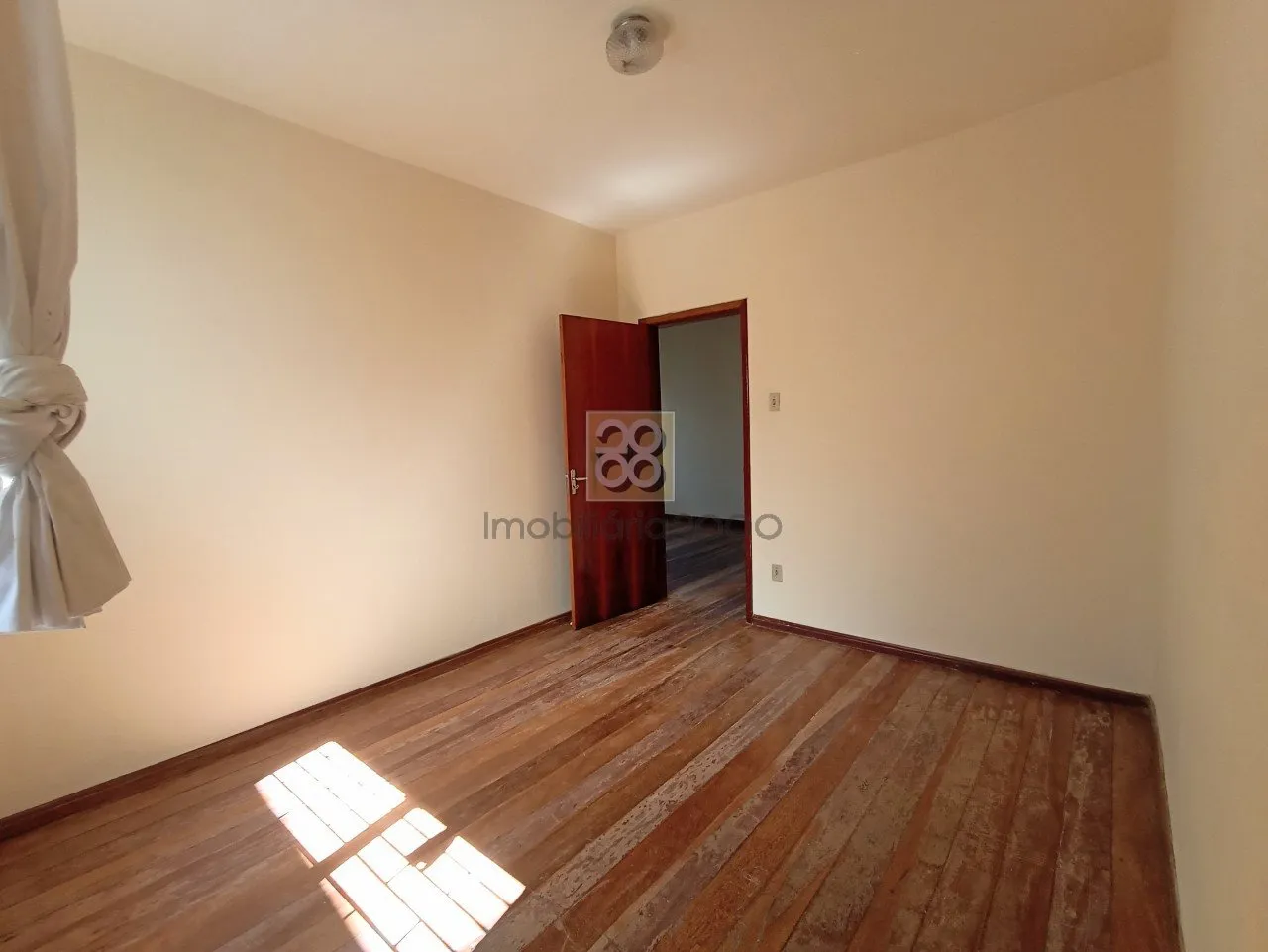 Wood or laminate floors in a 2-bedroom apartment, 71 m² — photo 9