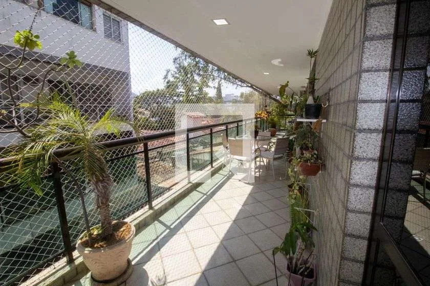 160 m² 3-suite rental apartment with balcony — photo 2