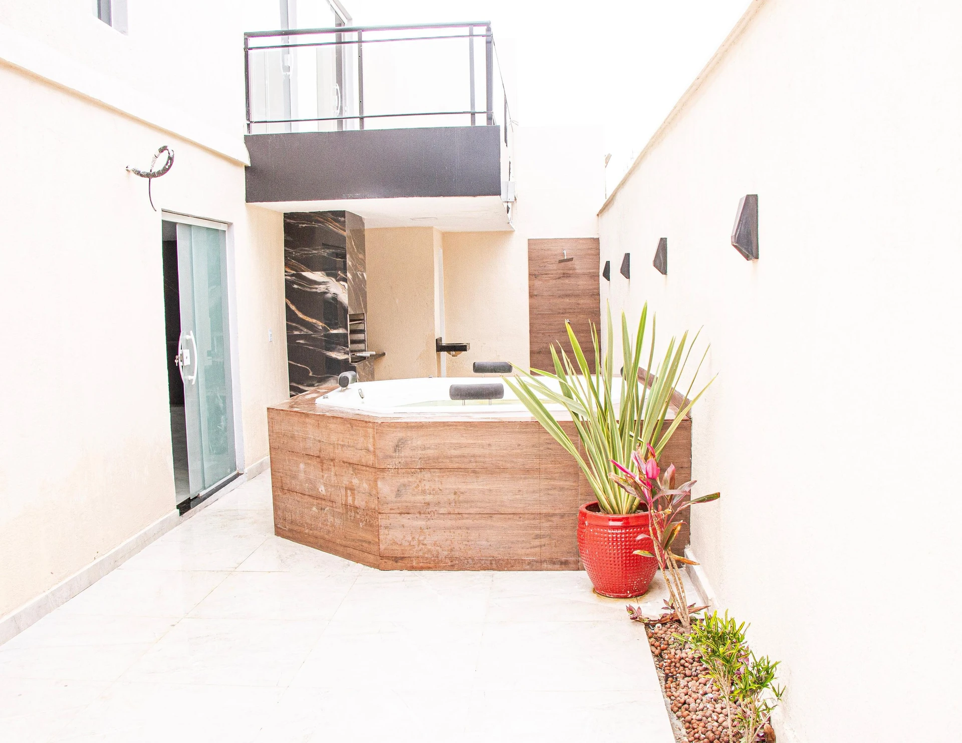 4-bedroom house with an open-plan kitchen and fridge — photo 10