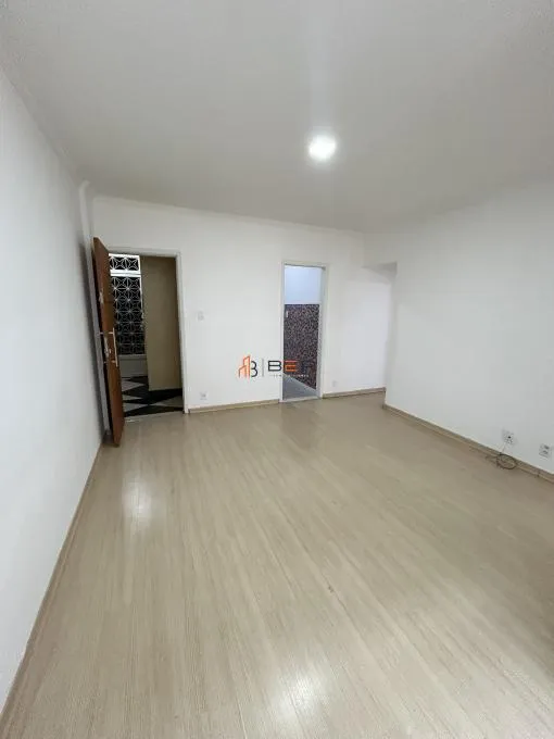 3-bedroom apartment with wood or laminate floors — photo 3