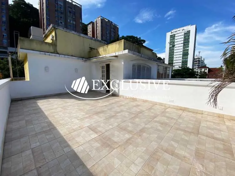 Bathtub in a 5-bedroom house, 881 m² — photo 22