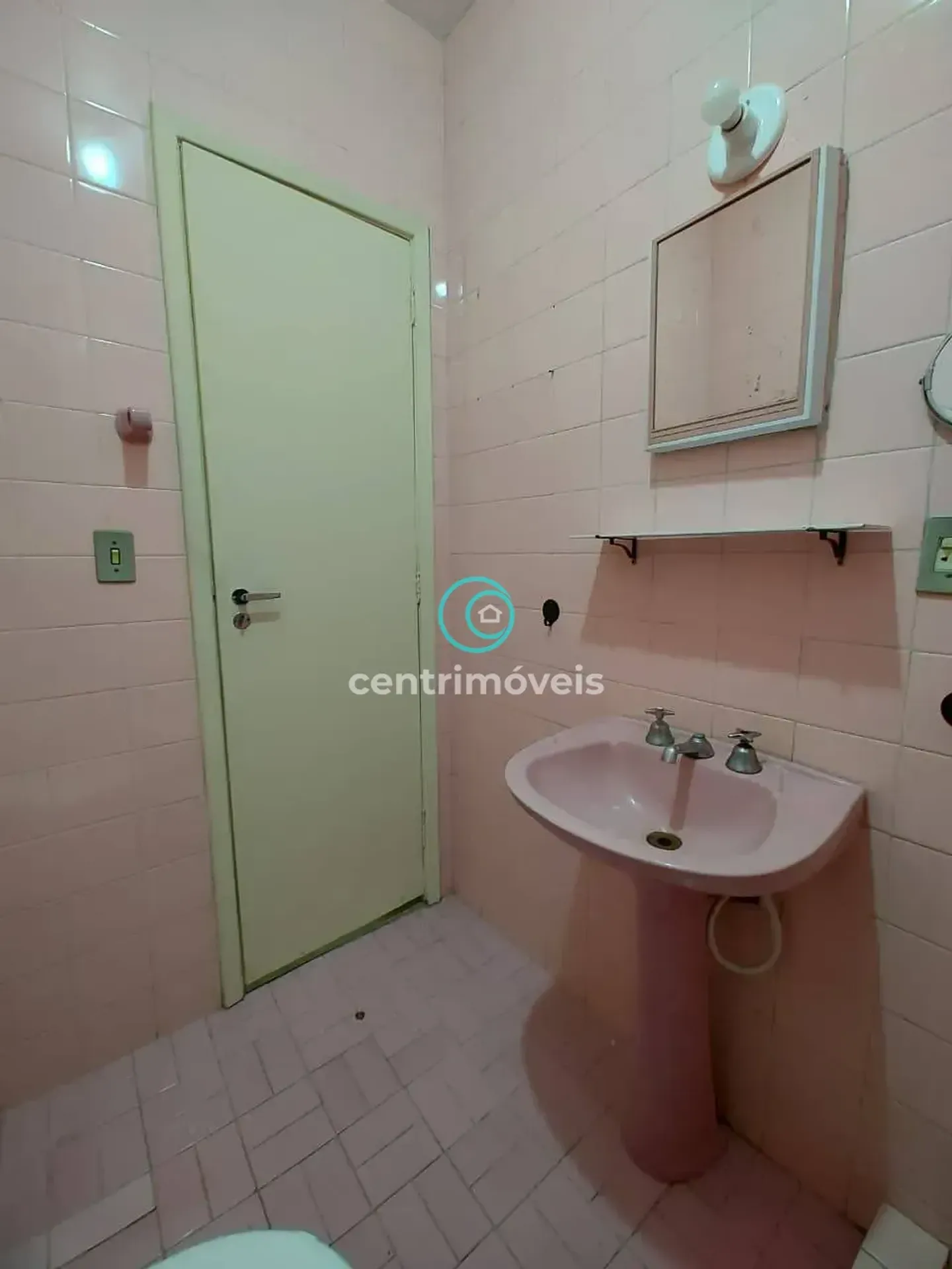 Wood or laminate floors in a one-bedroom apartment, 52 m² — photo 14