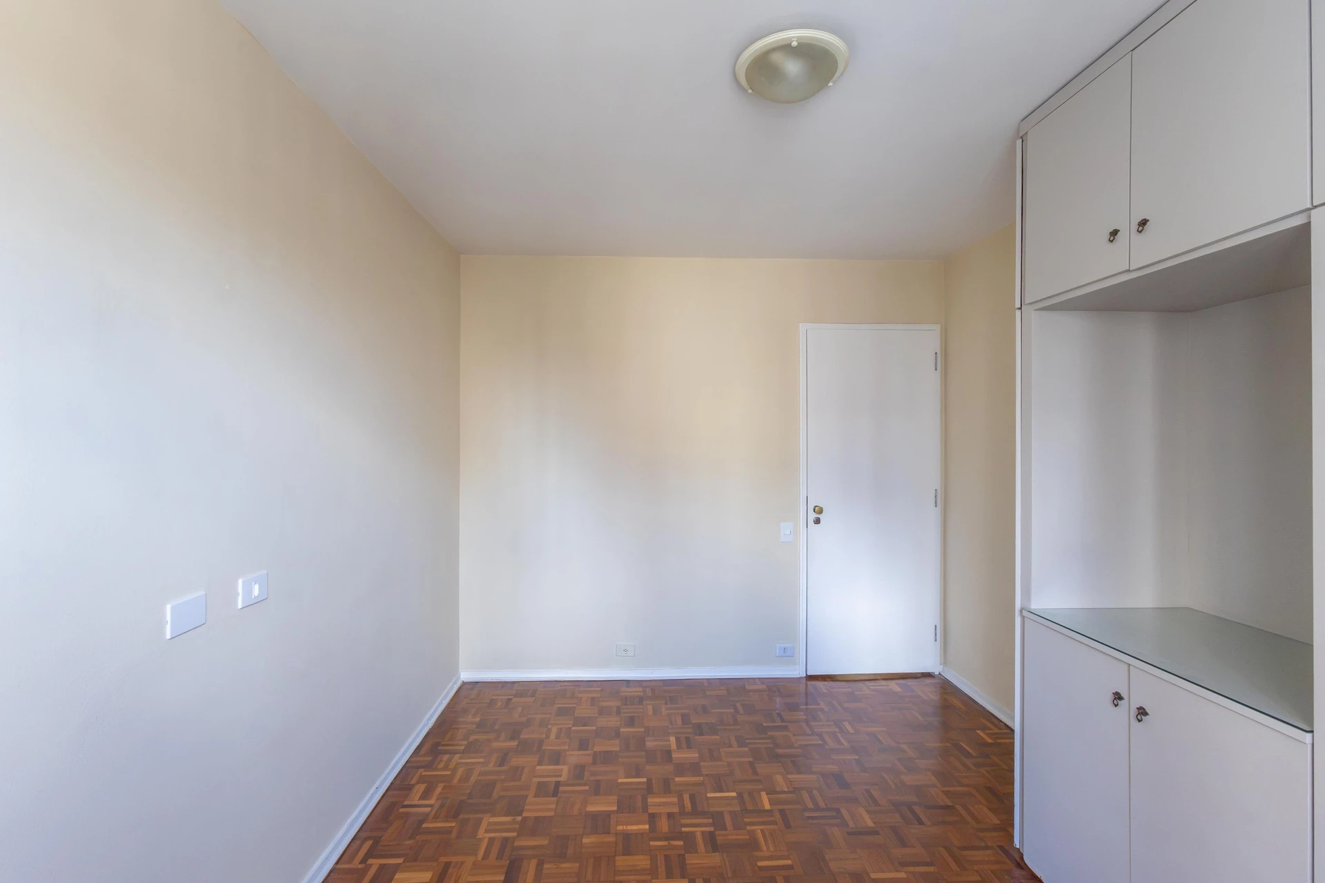 Furnished apartment, 283 m², with a glass-enclosed balcony — photo 19