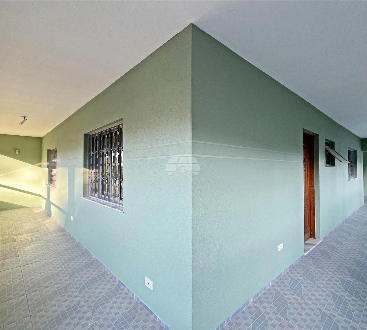 Wood or laminate floors in a 3-bedroom house, 126 m²