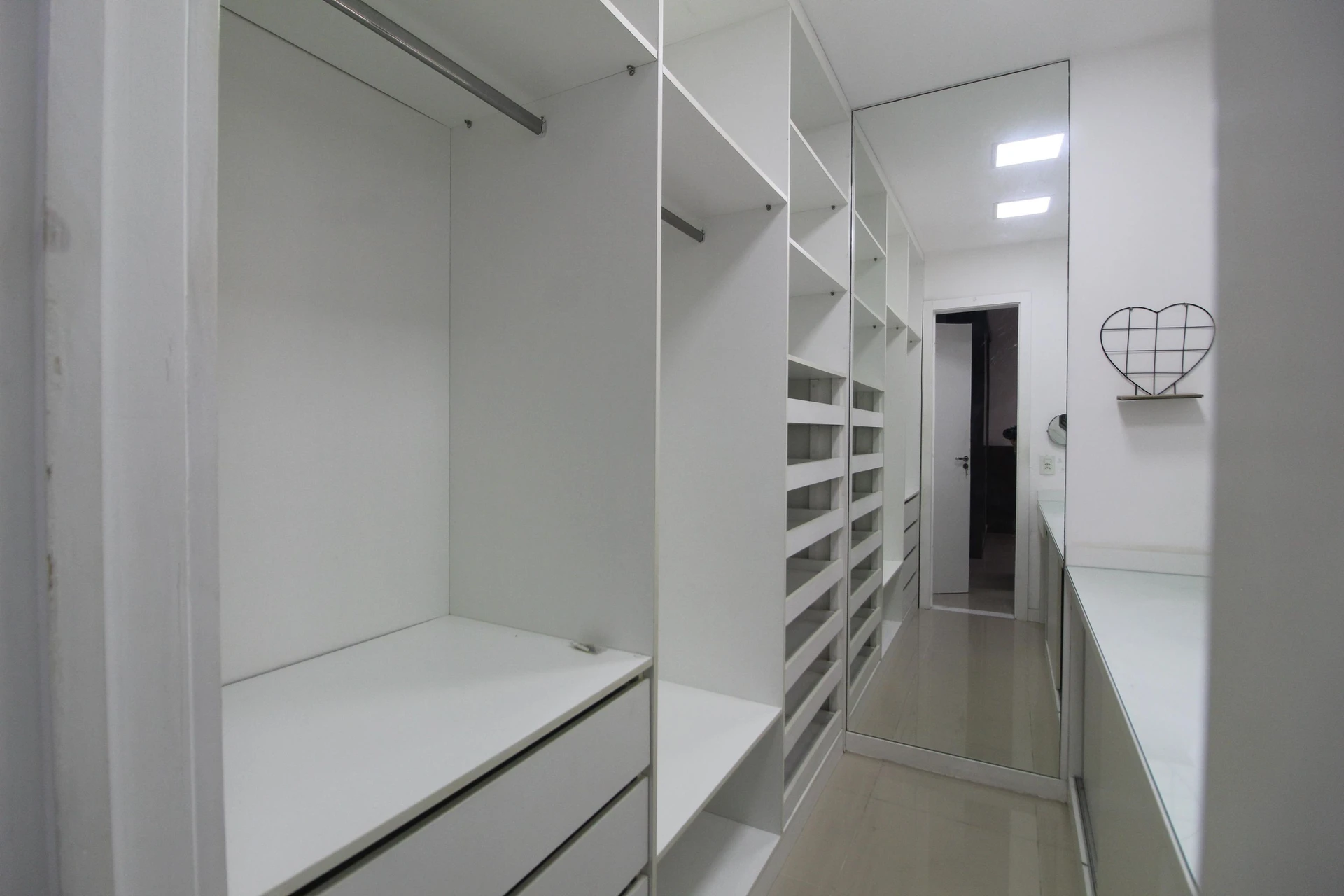 Walk-in closet in a 3-bedroom apartment, 120 m² — photo 2