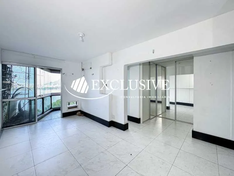 Residential apartment with 4 bedrooms and enclosed balcony — photo 18