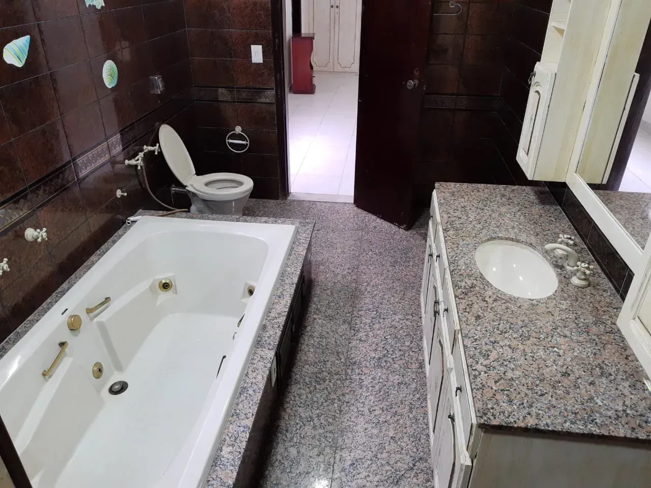 Bathtub in a 5-bedroom house, 240 m² — photo 13