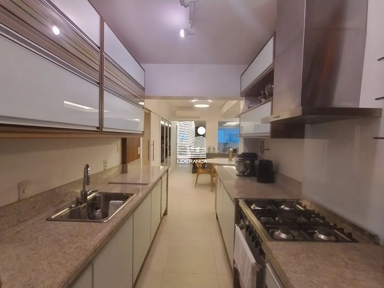3-bedroom apartment with a walk-in closet in Florianópolis — photo 2