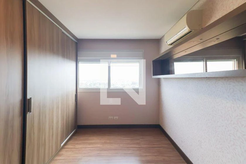 266 m² apartment with a bathtub and a walk-in closet — photo 12