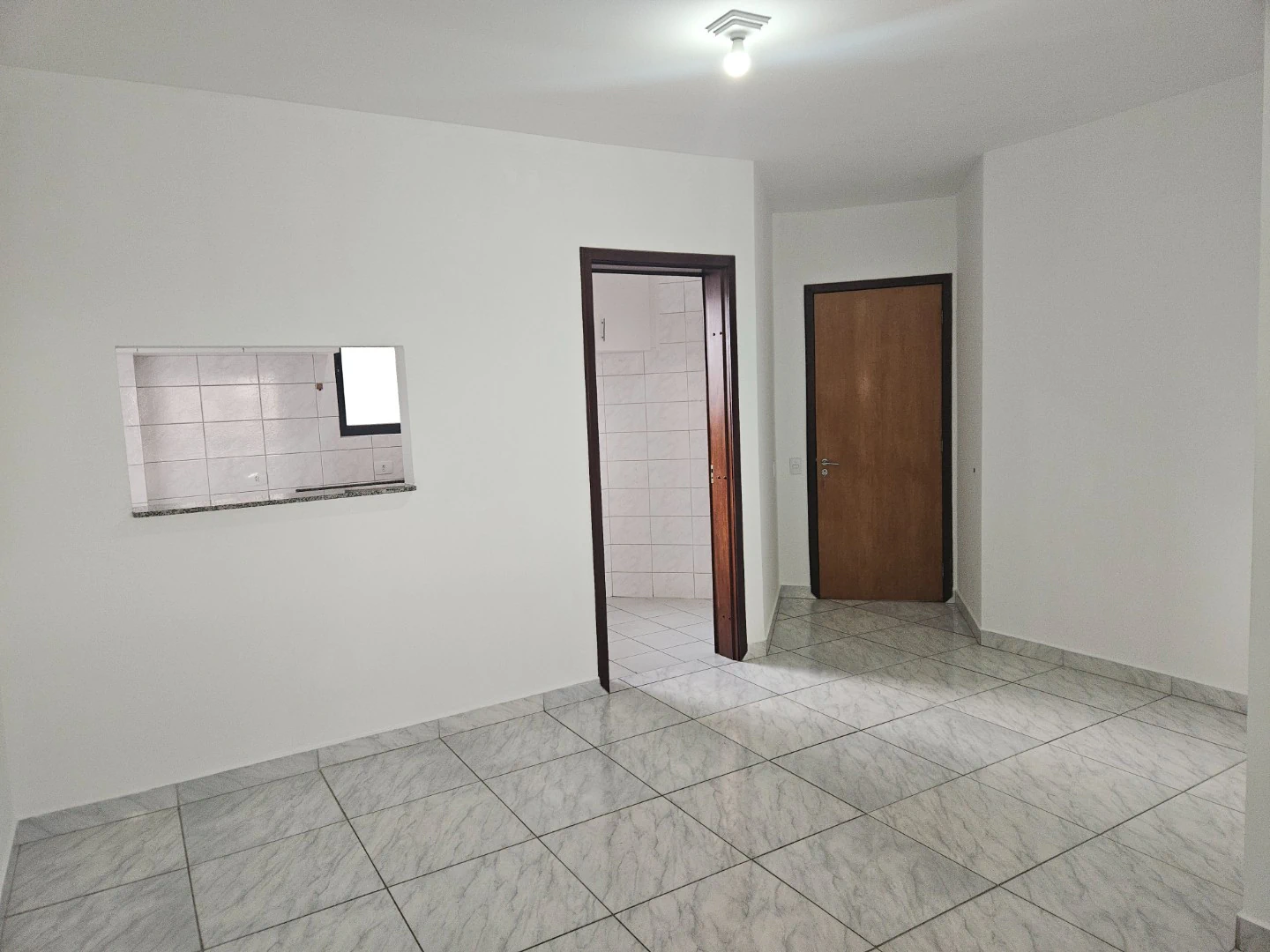2-bedroom apartment with no parking and a closed kitchen — photo 11