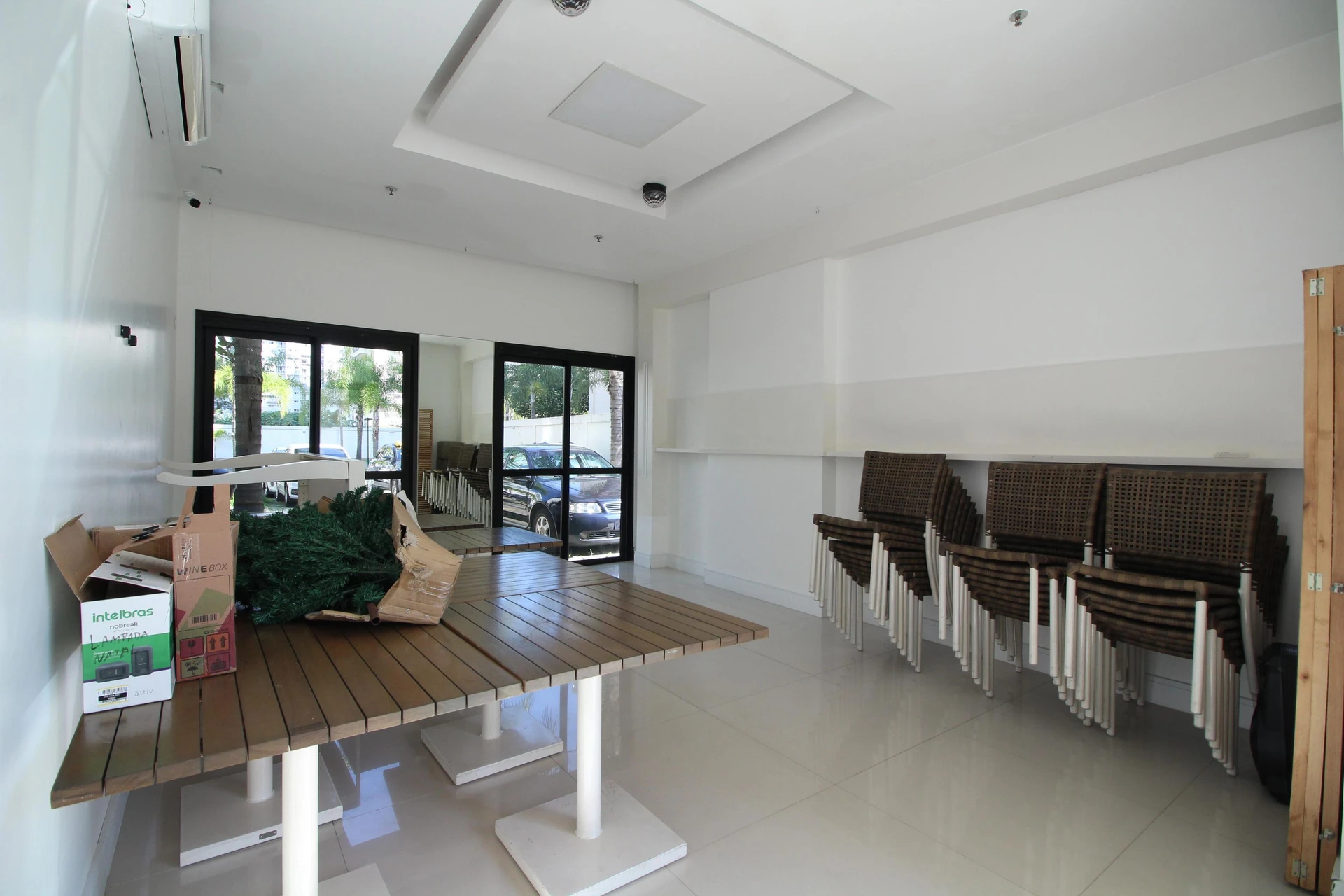 Glass-enclosed balcony in a 3-bedroom apartment, 77 m² — photo 46