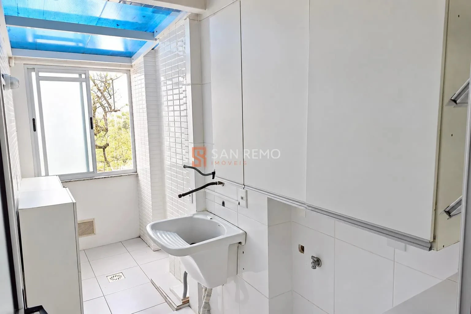 Balcony with a grill in a 3-bedroom apartment, 87 m² — photo 6