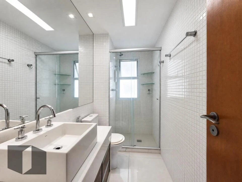 Walk-in closet in a 3-bedroom apartment, 122 m² — photo 4