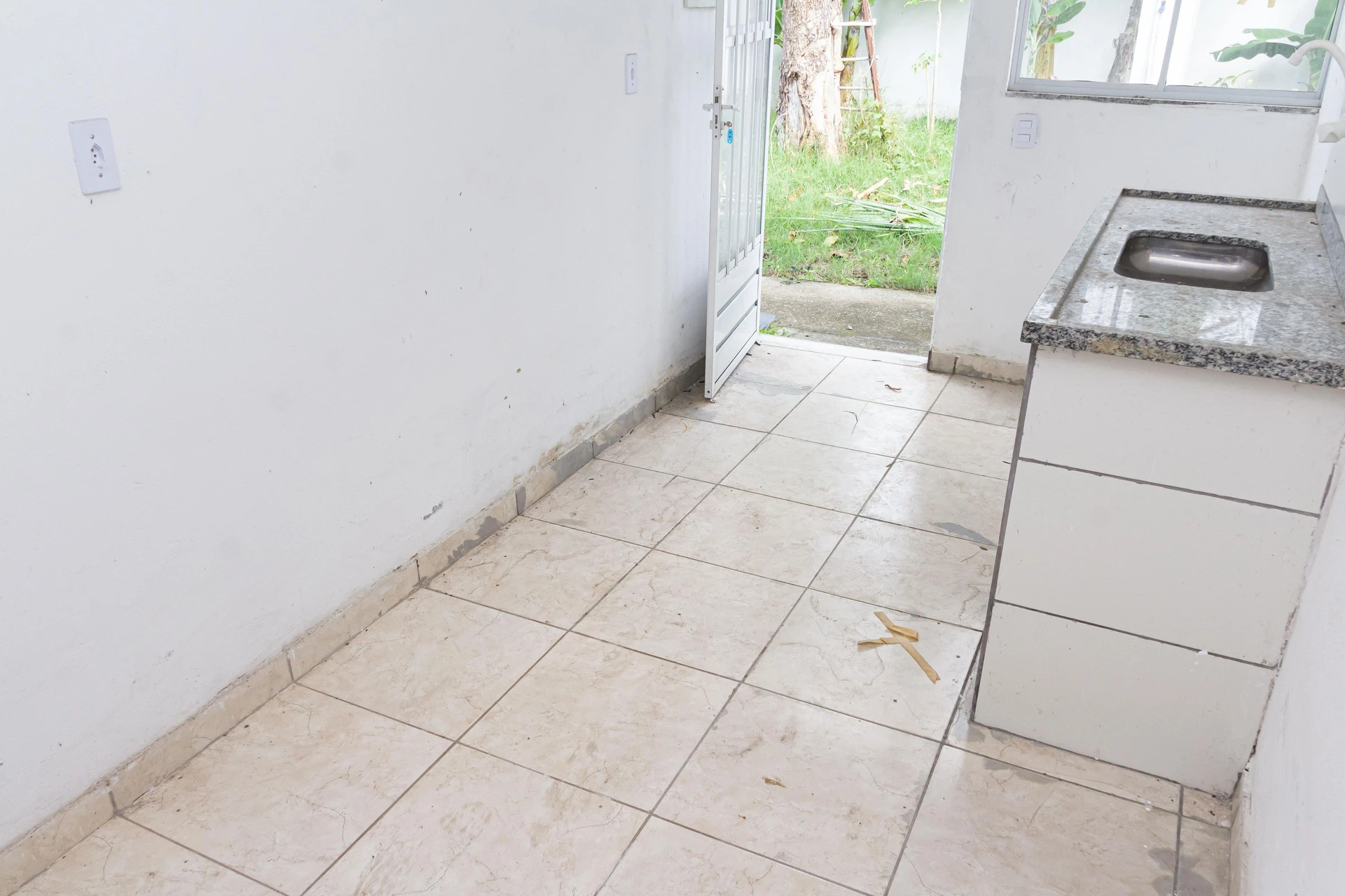 Unfurnished studio rental with private garden and 1 suite — photo 18