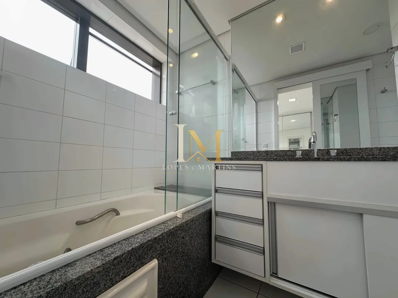 One-bedroom apartment in a building with a gym — photo 8