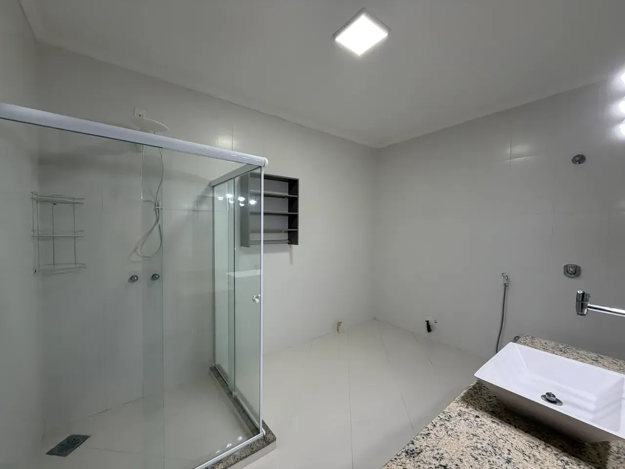 Casa com 4 quartos e 5 banheiros, 300 m² — photo 14