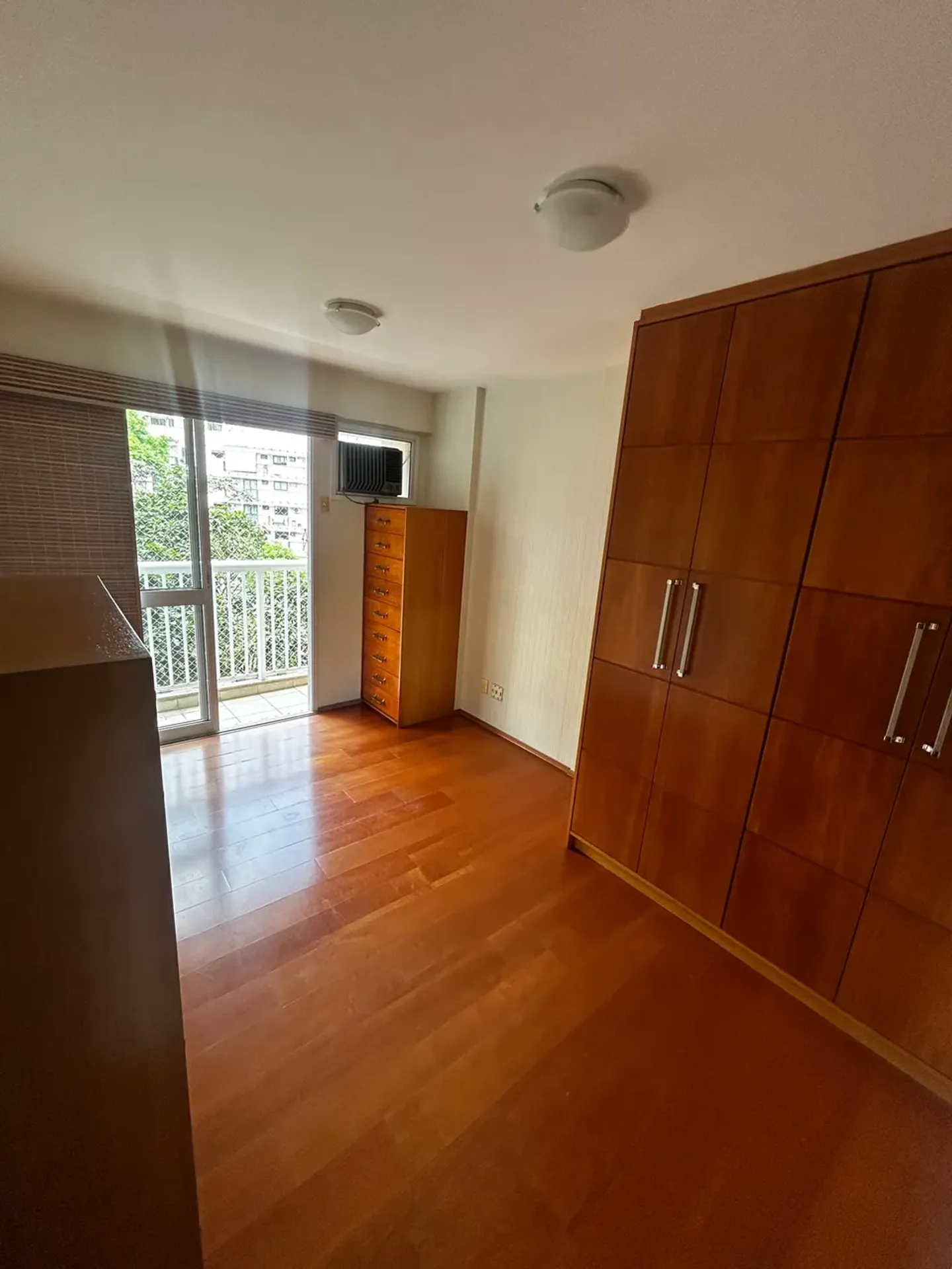 Glass-enclosed balcony in a 3-bedroom apartment, 100 m² — photo 16