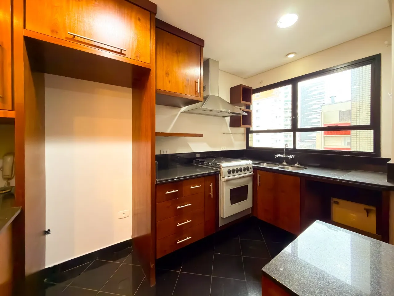 2-bedroom apartment with en-suite and enclosed balcony — photo 12