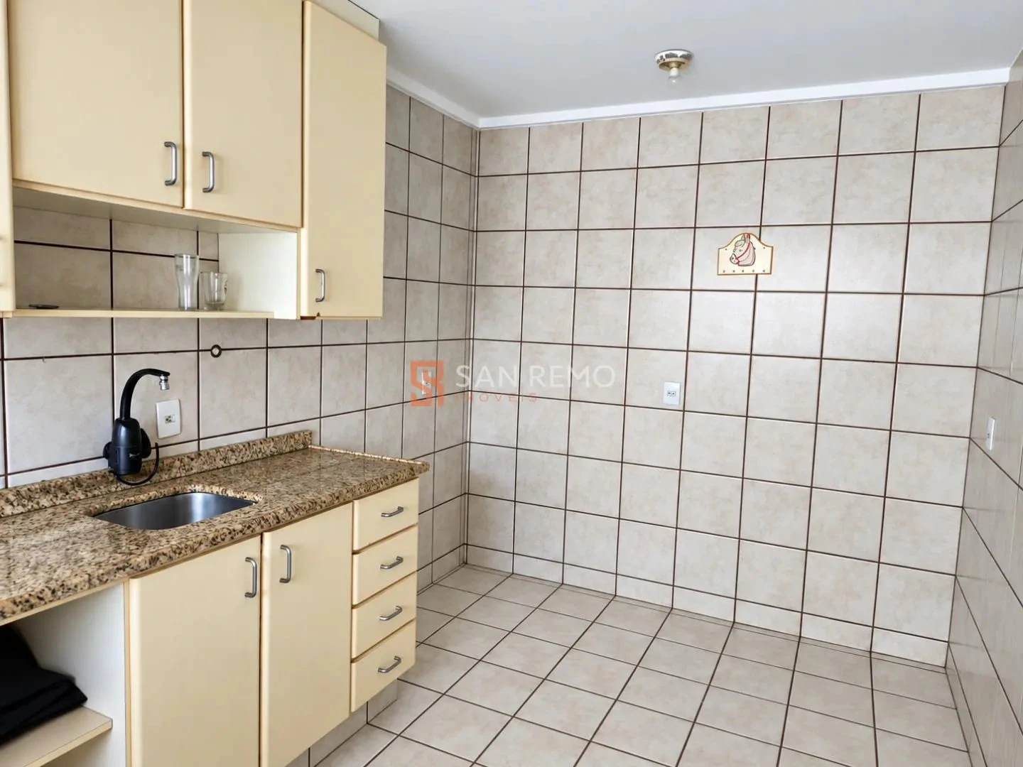 3-bedroom apartment in a building with a pool — photo 2