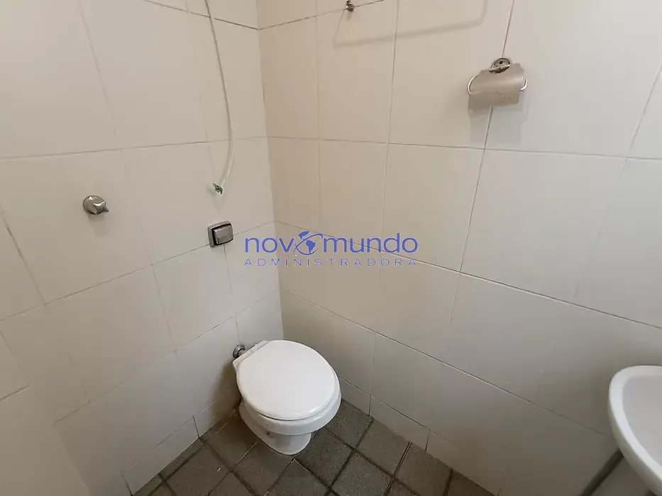 Wood or laminate floors in a 3-bedroom apartment, 198 m² — photo 2