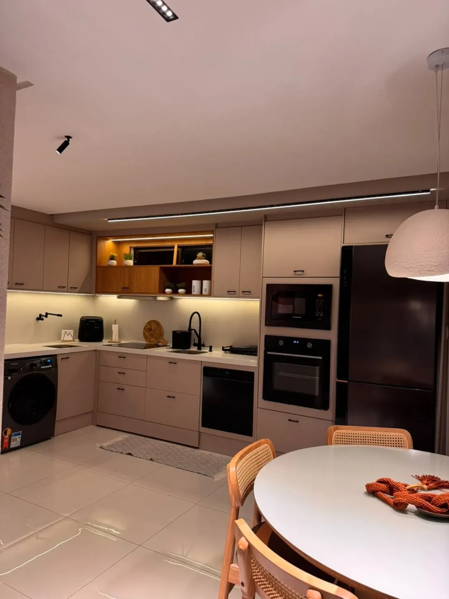 2-bedroom apartment in a building with a gym — photo 5