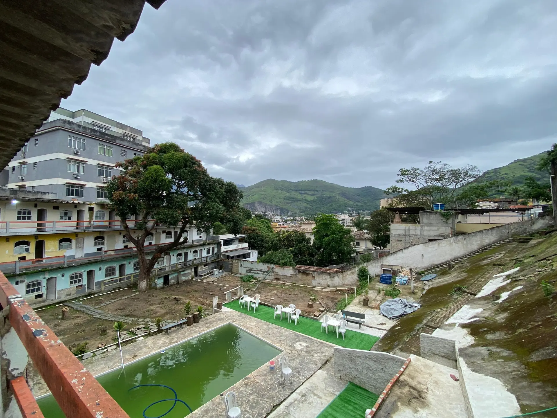Studio in a building with a pool — photo 9