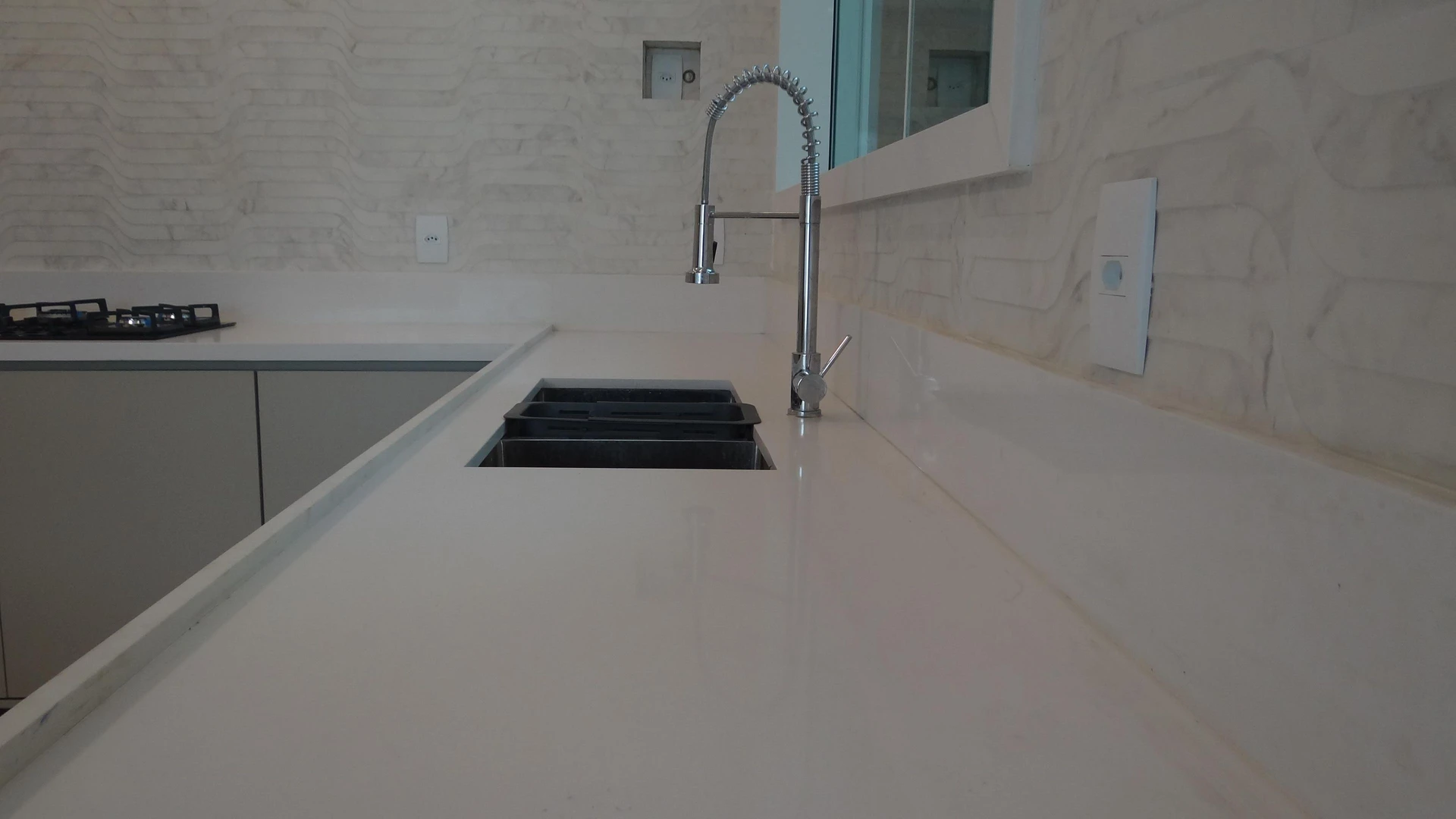Casa de 384 m² com janelas do piso ao teto e varanda gourmet — photo 92