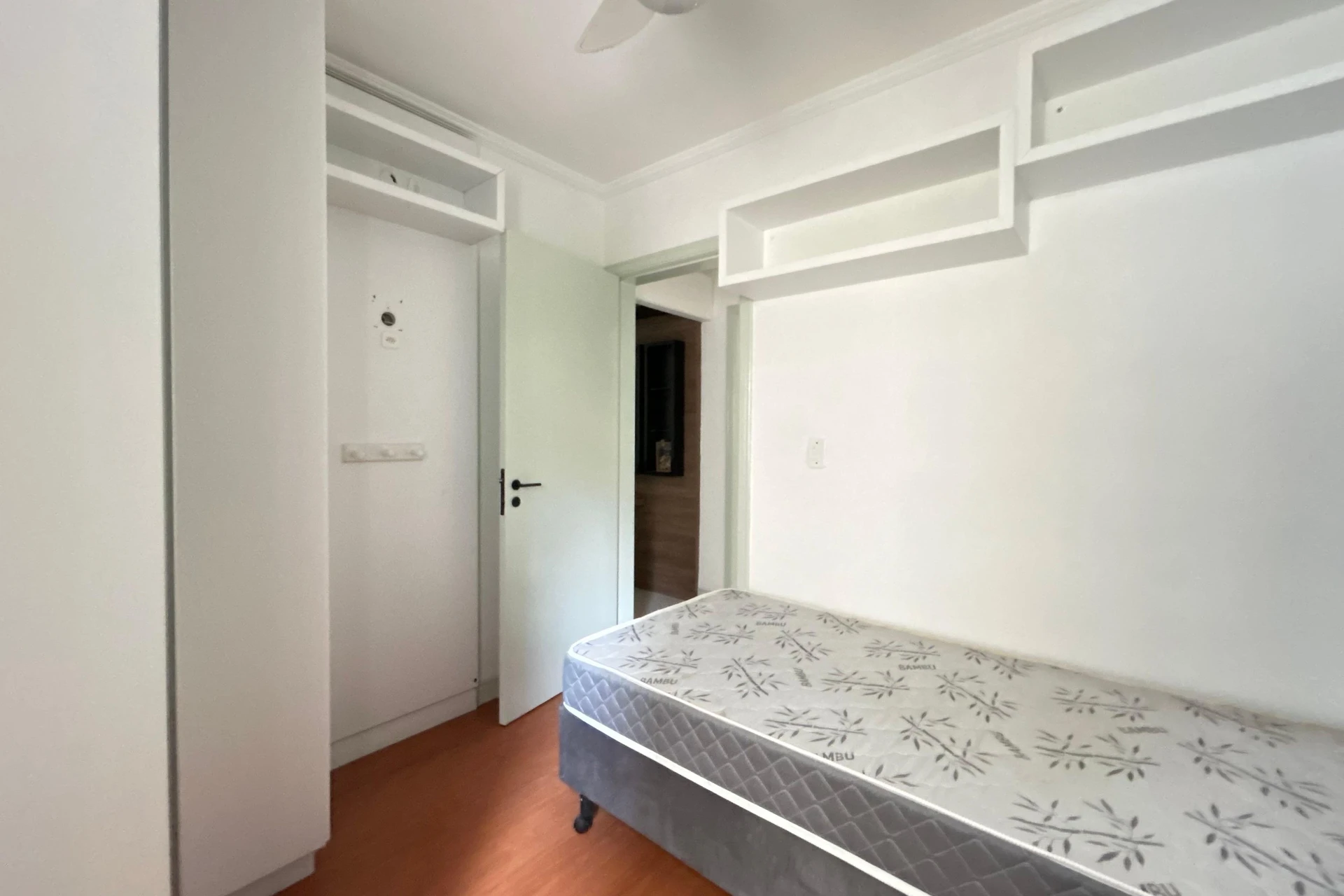 Glass-enclosed balcony in a 3-bedroom apartment, 108 m² — photo 24