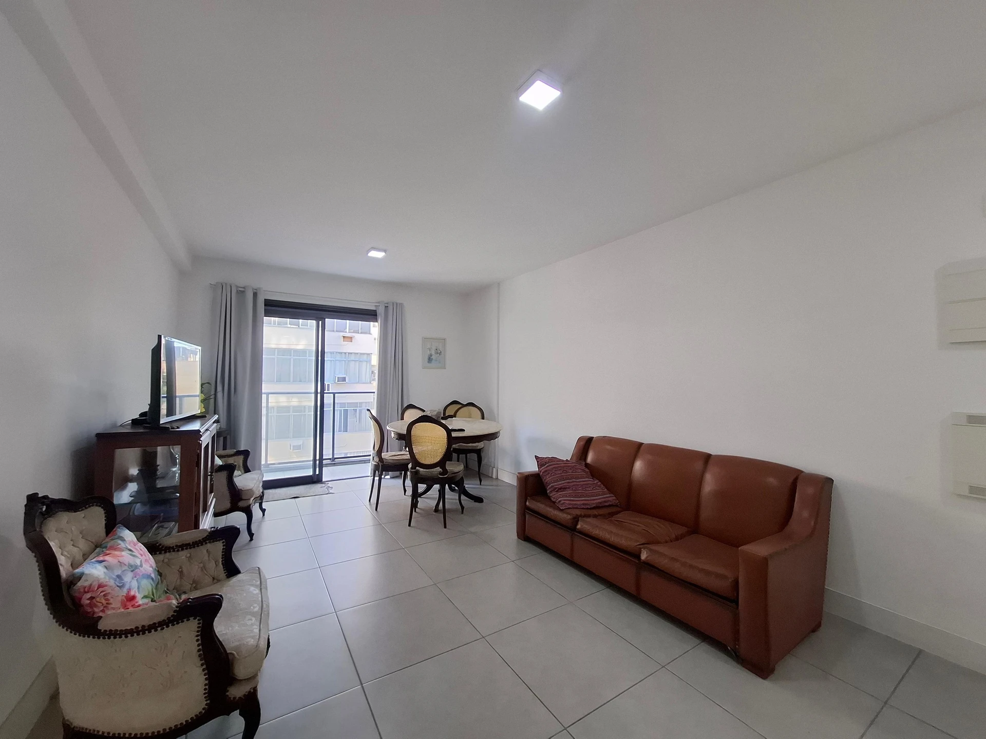Furnished apartment with home office and balcony — photo 12