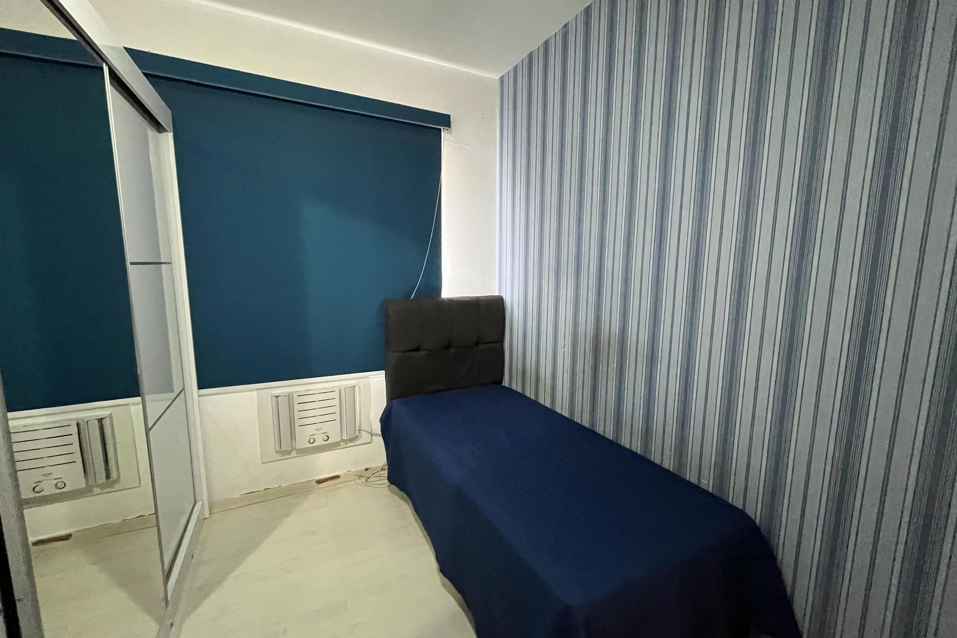 Glass-enclosed balcony in a 3-bedroom apartment, 131 m² — photo 3