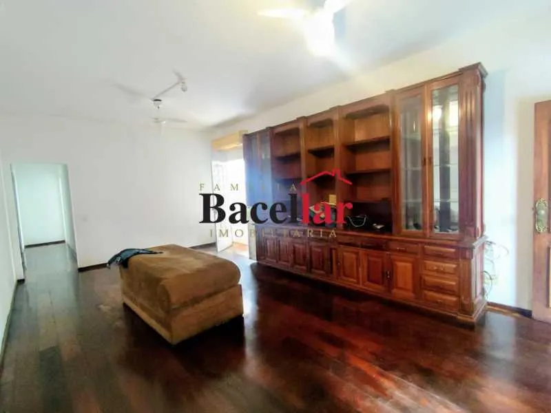 3-bedroom house with wood or laminate floors — photo 11