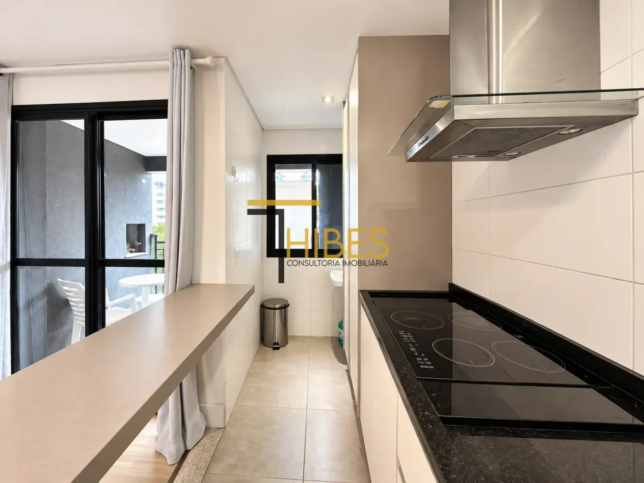 Furnished 1-bedroom apartment with parking and balcony — photo 30