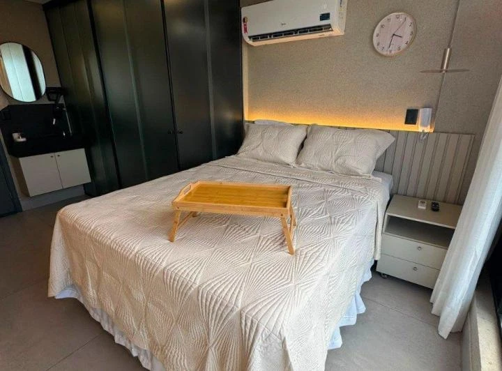 1-bedroom apartment with a compact kitchenette and microwave — photo 3