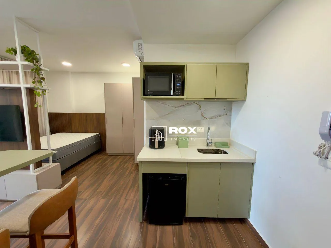 36 m² furnished studio with an open-plan kitchen — photo 2