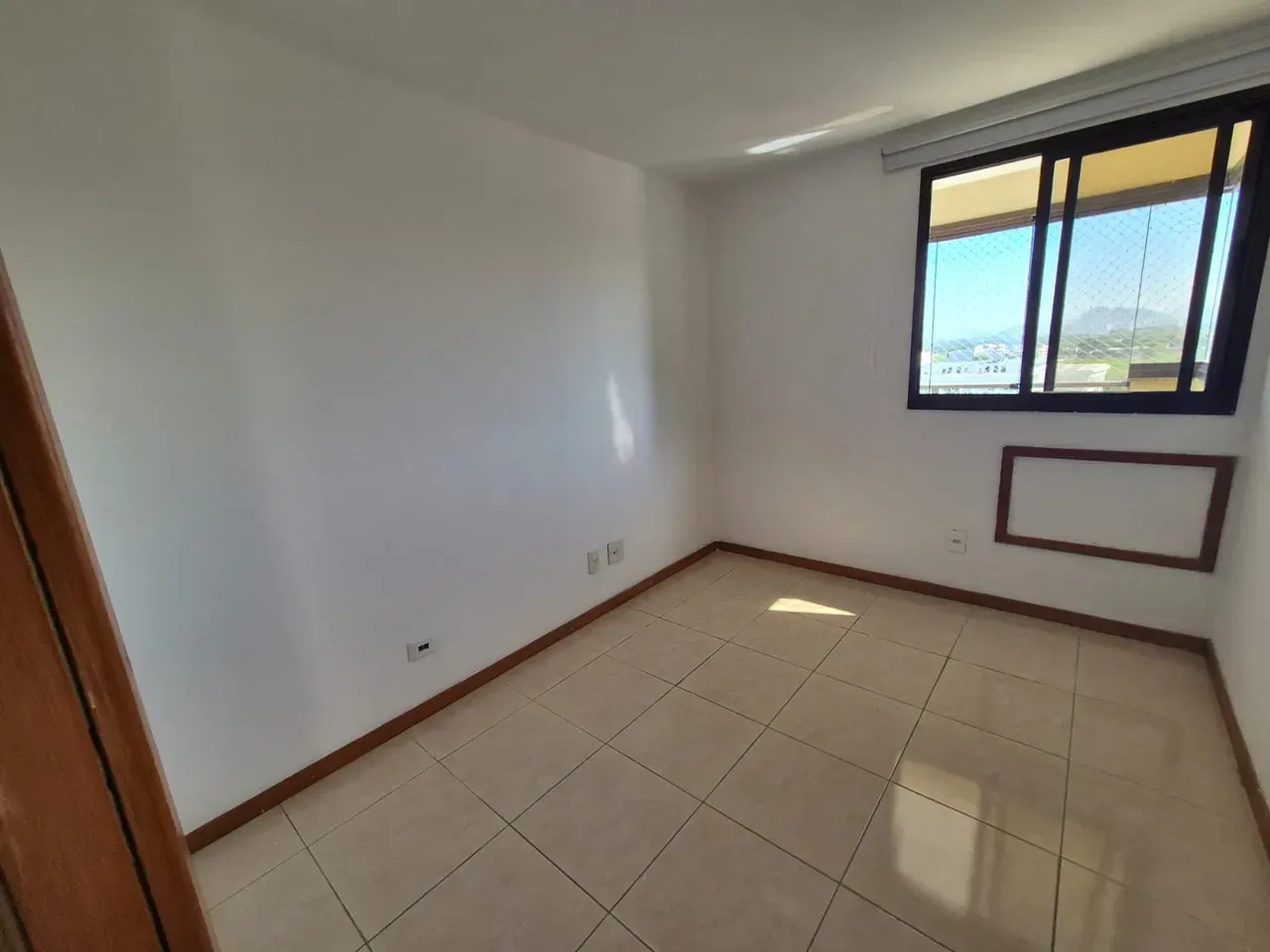 4-bedroom apartment with 2 bathrooms and glass balcony — photo 3